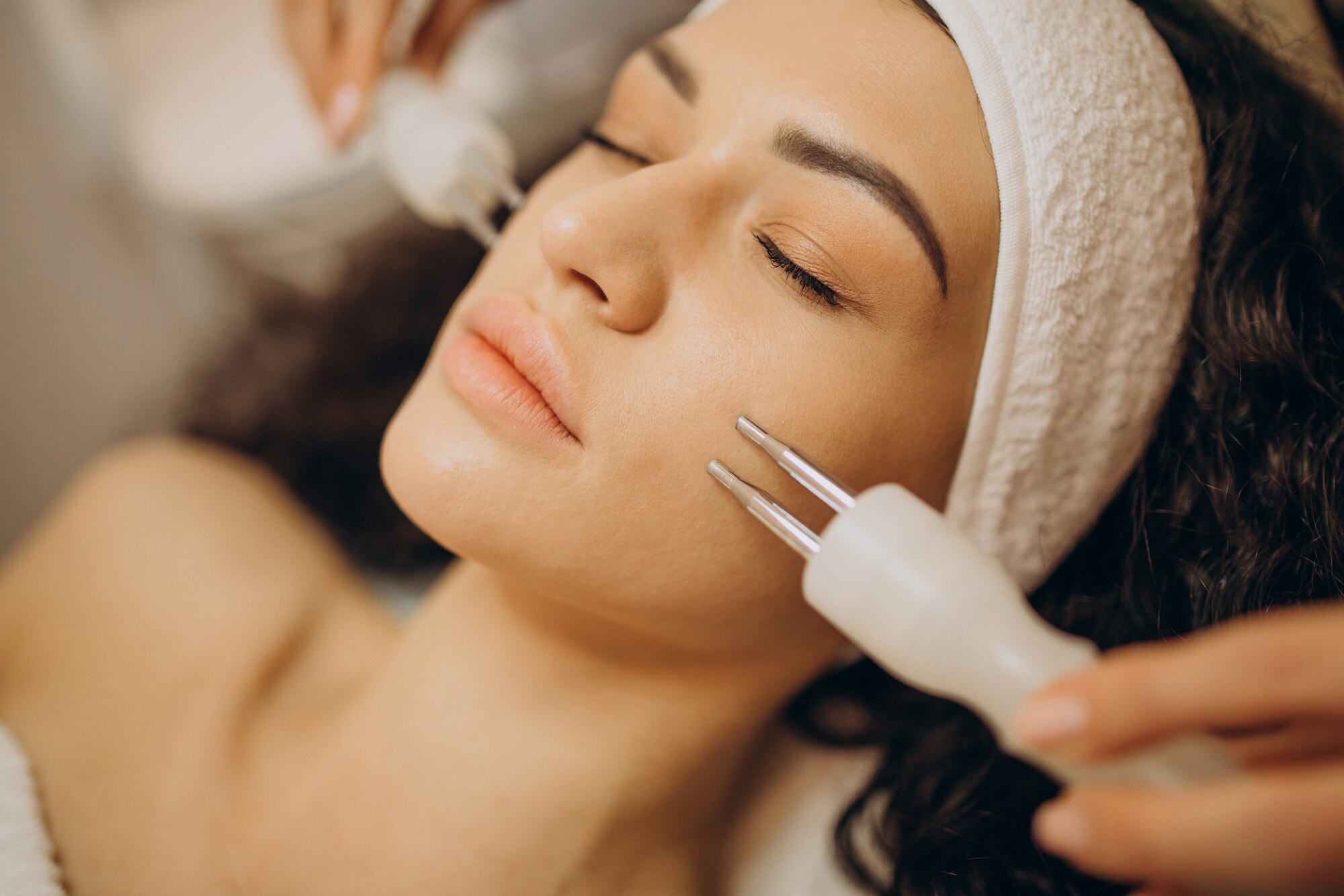 mujer cosmetologo haciendo procedimientos belleza 1303 26021